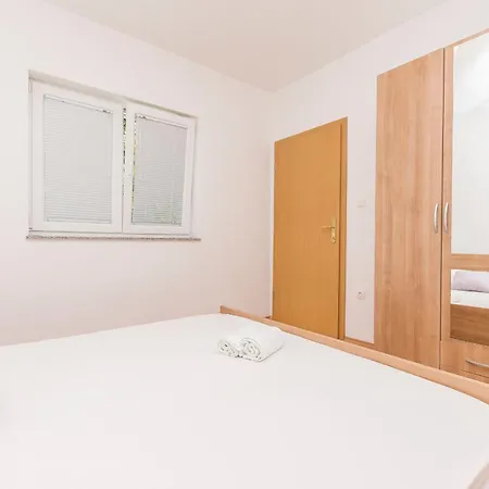 Apartments Rosanda Pirovac Exterior photo